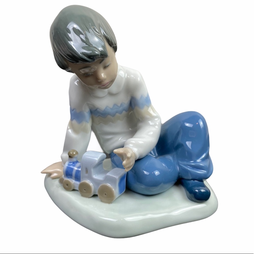 NAO LLADRO boy with new toy train